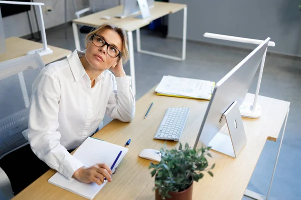 Mujer Negocios Cansada Con Camisa Blanca Anteojos Sentada Escritorio Oficina — Foto de Stock