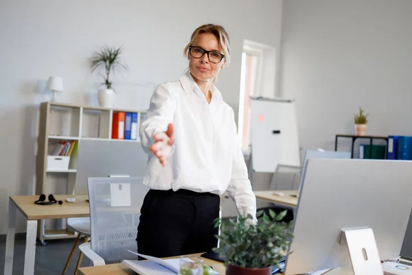Middle Aged Business Woman Office Stretches Out Her Hand Handshake — Foto de Stock