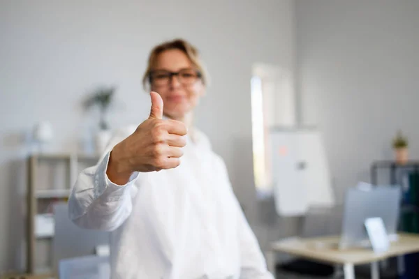 Cheerful Woman Office Worker Showing Thumbs Business Lady Approves — Stock Photo, Image