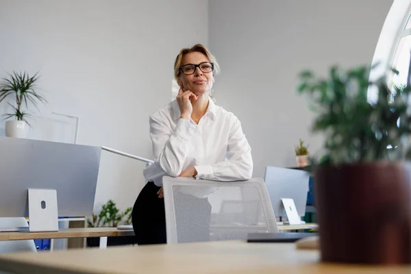 Joyful Mature Business Woman Leaning Back Chair Office Portrait — Foto de Stock