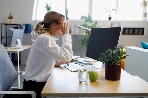 Mujer Negocios Adulta Que Trabaja Computadora Oficina — Foto de Stock