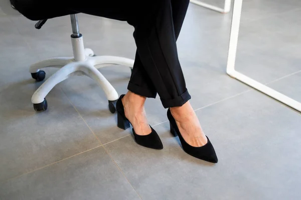 Cropped Photo Legs Shoes Business Woman Sitting Chair Office — Zdjęcie stockowe