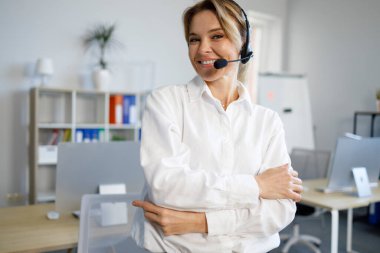 Ofisteki gülümseyen kadın destek merkezi çalışanı portresi