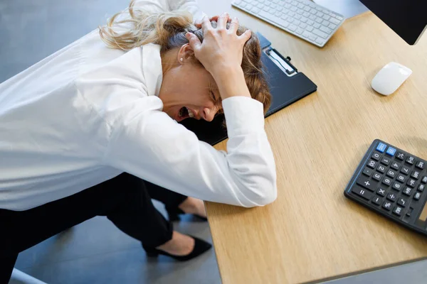 Depressed Office Worker Holding Her Head Screaming Problems Work Lose — Photo