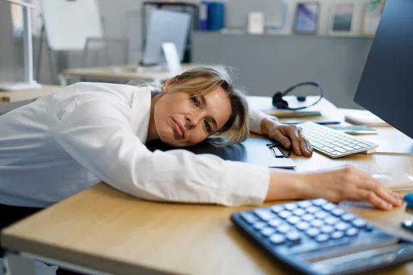 Mujer Negocios Cansada Apoyó Cabeza Escritorio Trabajador Oficina Somnoliento — Foto de Stock