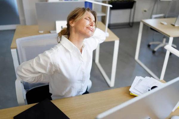 Mujer Negocios Sosteniendo Espalda Baja Mientras Trabaja Una Computadora Oficina — Foto de Stock