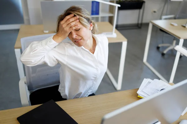 Business Woman Has Headache Because Overworked Stress Office Worker Migraine — Stock Photo, Image