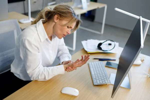 Mujer Negocios Sentada Lugar Trabajo Contacto Oficina Para Muñeca Siente — Foto de Stock