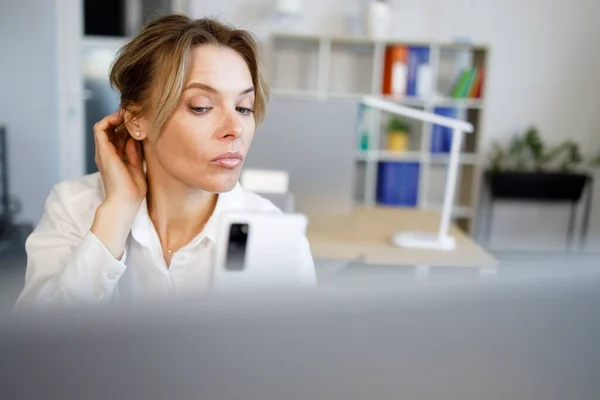 Pretty Businesswoman Fixing Her Make Her Desk Office — Zdjęcie stockowe