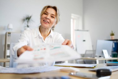 Olgun ofis çalışanı belgeleri verir
