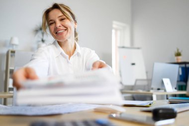 Gülümseyen kadın banka çalışanı kontrat yapıyor.