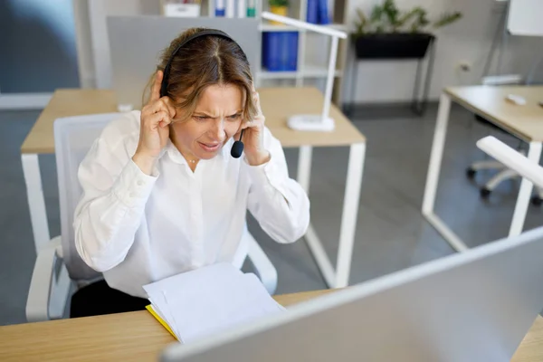 Trabajadora Call Center Tiene Problema Con Cliente — Foto de Stock