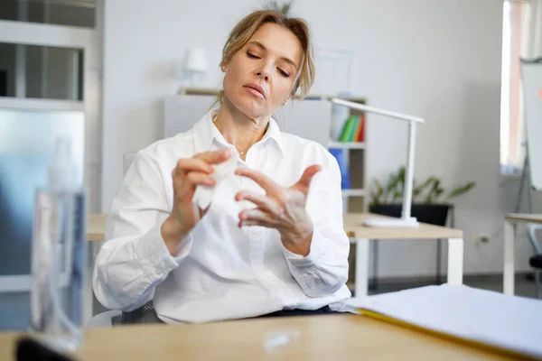 Trabajadora Oficina Limpiándose Las Manos Con Pañuelo — Foto de Stock