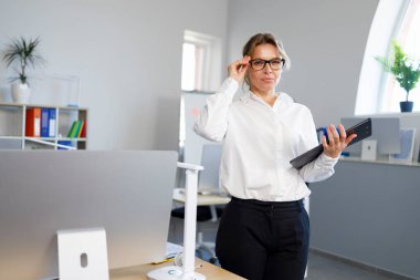 Ofisteki çekici olgun iş kadını.