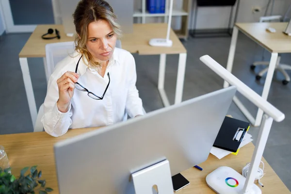 Triste Preocupado Mulher Negócios Sexo Feminino Trabalhando Laptop Local Trabalho — Fotografia de Stock