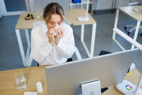 Mujer Oficina Que Sufre Alergias Sonándose Nariz Con Pañuelo Papel — Foto de Stock