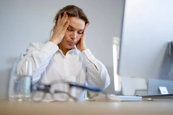 Tired Mature Business Woman Who Sitting Office Having Headache Depression — Zdjęcie stockowe