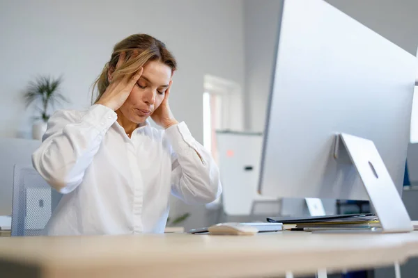 Mujer Negocios Bastante Madura Lugar Trabajo Sosteniendo Cabeza Debido Una — Foto de Stock