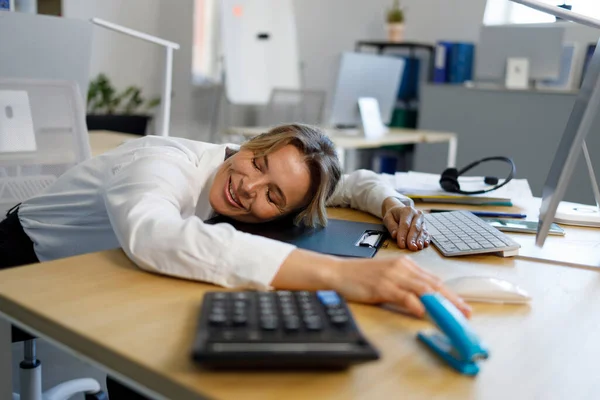職場で休息を楽しむ働き過ぎのビジネスウーマン 事務員が机の上で首を傾けた — ストック写真