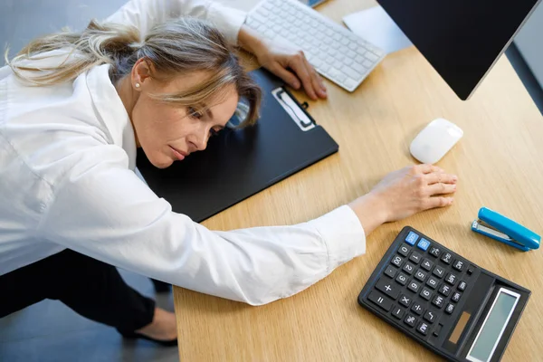 Exhausted Depressed Business Woman Leaned Her Head Her Work Des — Stock Photo, Image