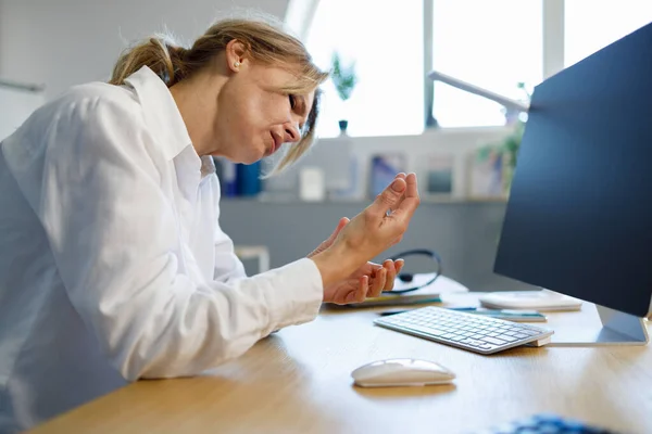Office Woman Carpal Tunnel Syndrome Wrist Pain — ストック写真
