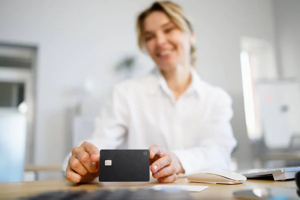 Selective Focus Smiling Businesswoman Holding Credit Card — Stok fotoğraf