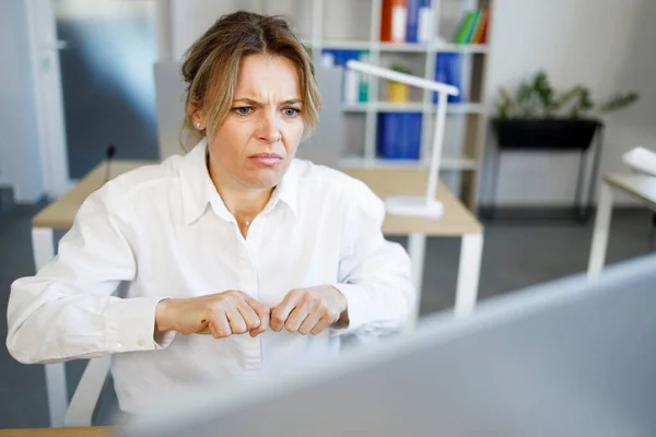 Angry Business Woman Looking Excitedly Computer Screen — ストック写真