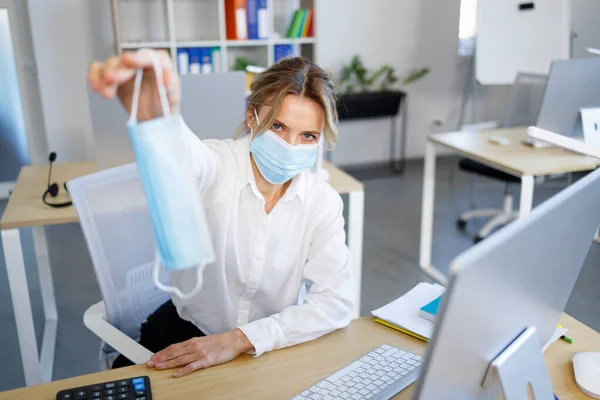 Strict Female Office Worker Mask Shows Medical Mask — Stockfoto