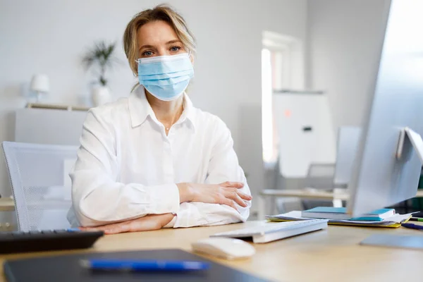 Female Office Worker Medical Mask — Stockfoto
