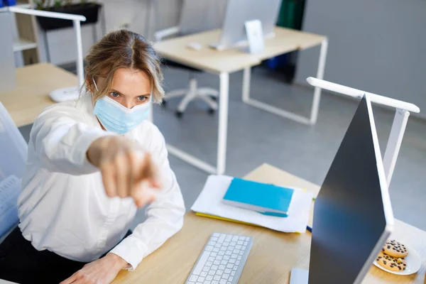 Angry Business Woman Medical Mask Points Her Finger Exit — Stockfoto