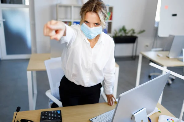 Business Woman Consultant Accepts Clients Only Protective Masks Pandemic Concept — Stockfoto