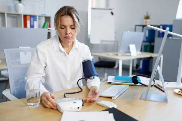 Female Office Worker Feels Bad She Checks Her Pressure Blood — Fotografia de Stock