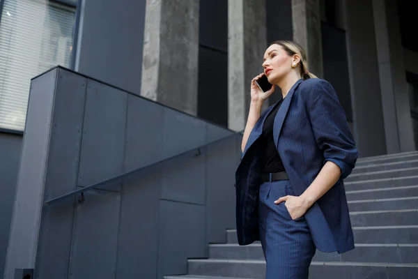 Κομψή Επιχειρηματίας Μιλάει Στο Τηλέφωνο Ενώ Στέκεται Κοντά Ένα Σύγχρονο — Φωτογραφία Αρχείου