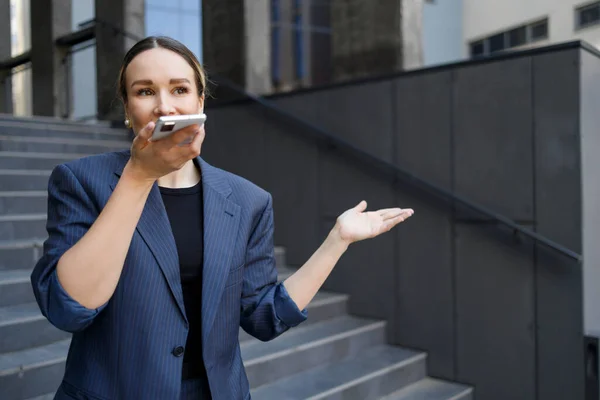 즐거이 일하는 여자가 스피커폰을 스마트폰으로 이야기하는 — 스톡 사진