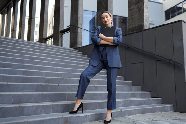 Piękna Kobieta Biznesu Eleganckim Formalnym Garniturze Trzyma Rękach Folder Schowka — Zdjęcie stockowe