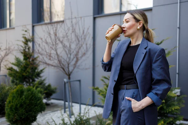 Geschäftsfrau Trinkt Kaffee Während Einer Arbeitspause — Stockfoto