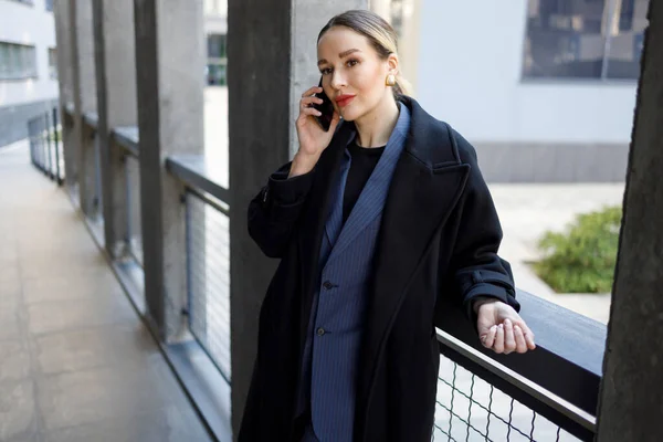 Piękna Bizneswoman Rozmawiająca Przez Telefon — Zdjęcie stockowe