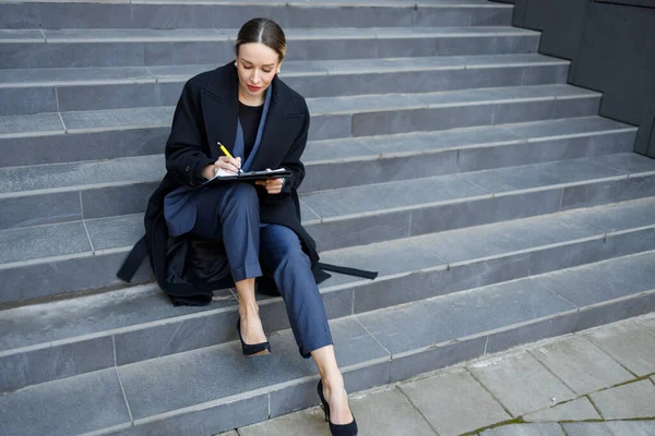 Elegancka Bizneswoman Siedzi Schodach Pobliżu Budynku Pisze Tablicy — Zdjęcie stockowe