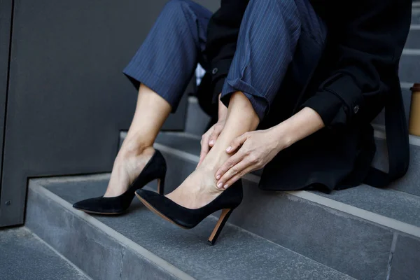 Zbliżenie Nóg Kobiety Biznesu Która Cierpi Ból Nóg Spowodowany Noszeniem — Zdjęcie stockowe