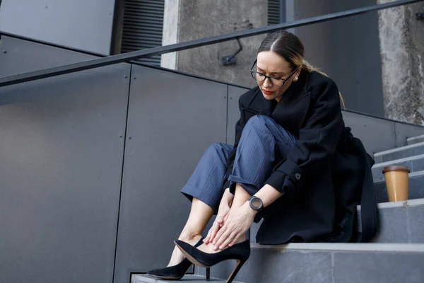 Bizneswoman Cierpiąca Powodu Bólu Związanego Noszeniem Butów Obcasach — Zdjęcie stockowe