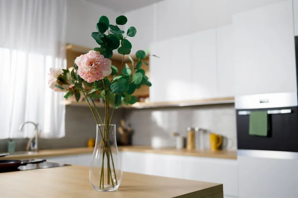Vaso Com Flores Artificiais Mesa Cozinha — Fotografia de Stock