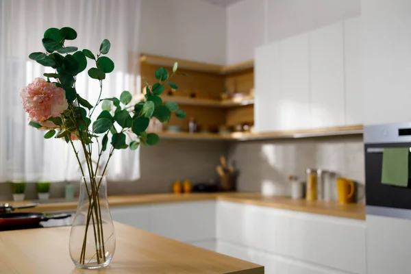 Flores Artificiais Suporte Vaso Vidro Mesa Uma Cozinha Moderna Aconchegante — Fotografia de Stock