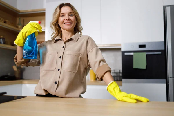 Πορτραίτο Γυναίκας Καθαριστικό Στην Κουζίνα Καθαρισμός Νοικοκυράς — Φωτογραφία Αρχείου