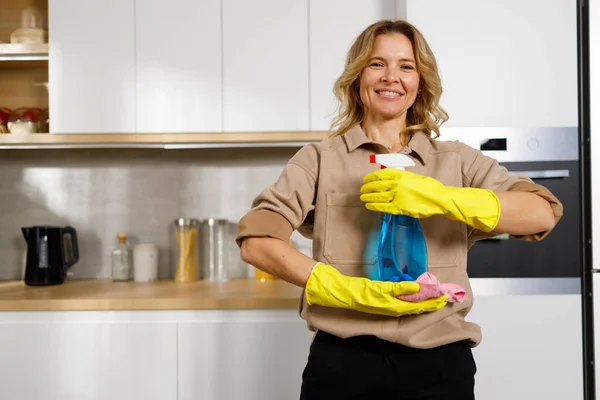 Portrait Satisfied Housewife Holding Bottle Washing Agent Microfiber Cloth Her — Stock Photo, Image