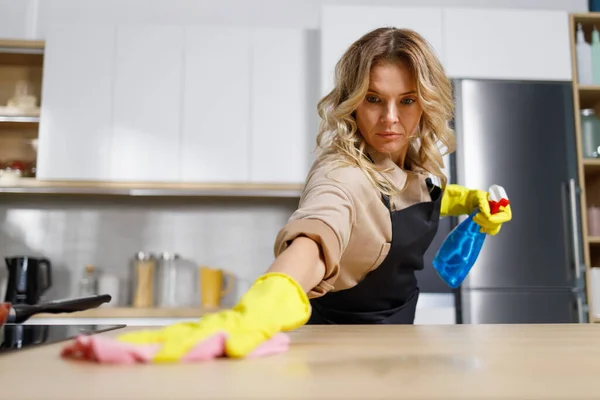 Woman Black Apron Cleaning Kitchen — Stock Photo, Image