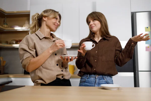 Linda Filha Adulta Bebendo Café Conversando Com Sua Mãe Casa — Fotografia de Stock