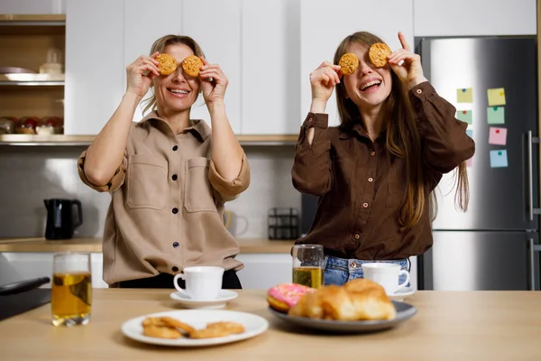 Retrato Madre Feliz Hija Adulta Cubriendo Los Ojos Con Galletas —  Fotos de Stock