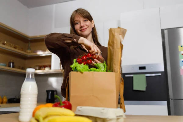 Mujer Joven Cocina Saca Tomates Una Bolsa Comestibles Después Comprar — Foto de Stock