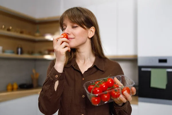 Girl Kitchen Sniffing Fresh Tomatoes Cherry Healthy Vegan Food — Stock Photo, Image