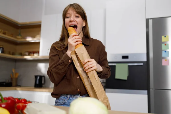 Joven Mordiendo Una Apetitosa Baguette Cocina —  Fotos de Stock